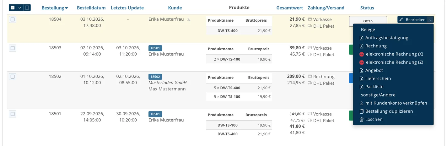 Bestellübersicht mit vier Bestellungen; bei der obersten, einer Gastbestellung von Erika Musterfrau ohne Kundennummer, ist das Pfeilmenü neben „Bearbeiten“ geöffnet: unter „Belege“ Auftragsbestätigung bis Packliste, darunter im Bereich „sonstige/Andere“ die Einträge „mit Kundenkonto verknüpfen“, „Bestellung duplizieren“ und „Löschen“