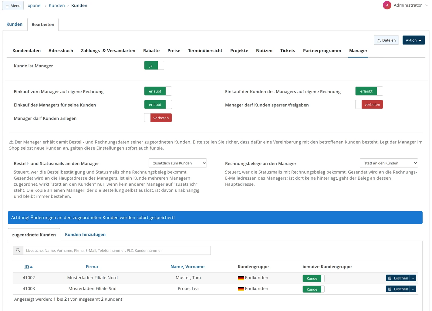 Kundenmaske der „Musterladen Zentrale“, Reiter „Manager“: „Kunde ist Manager“ auf ja, die Einkaufsrechte als Schalter, der Hinweis zur Weitergabe von Bestell- und Rechnungsdaten, „Bestell- und Statusmails an den Manager“ auf „zusätzlich zum Kunden“ und „Rechnungsbelege an den Manager“ auf „statt an den Kunden“ mit Hilfetexten, darunter „zugeordnete Kunden“ mit Musterladen Filiale Nord und Filiale Süd