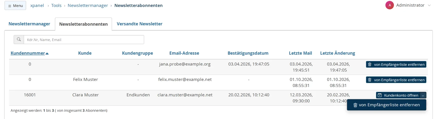 Liste der Newsletterabonnenten mit Suchfeld und drei Abos: jana.probe@example.org ohne Kundenkonto und bestätigt, Felix Muster ohne Kundenkonto und noch ohne Bestätigungsdatum, Clara Muster mit Kundennummer 16001 und Kundengruppe Endkunden, bestätigt; bei Clara ist das Aktionsmenü mit „Kundenkonto öffnen“ und „von Empfängerliste entfernen“ geöffnet