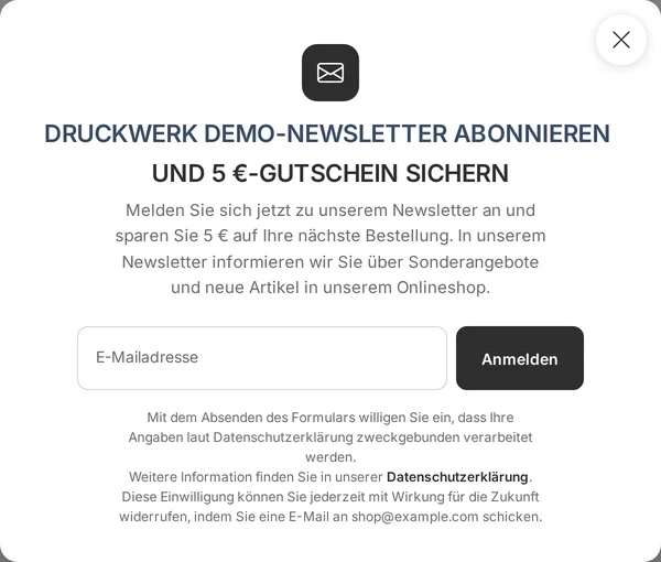 Newsletter-Popup im Shop mit Briefsymbol, den Überschriften „Druckwerk Demo-Newsletter abonnieren“ und „Und 5 €-Gutschein sichern“, kurzem Text, E-Mail-Feld, Knopf „Anmelden“ und dem Einwilligungshinweis mit Link zur Datenschutzerklärung darunter